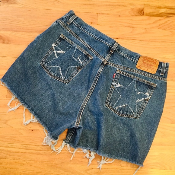 Levi's Pants - Vintage Levis cut off ⭐️ embroidered jean short 18